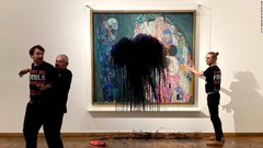 オーストリアの気候活動家、クリムトの絵画「死と生」に黒い液体浴びせる