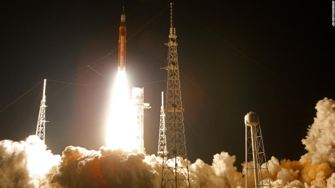 オリオン宇宙船を載せたSLSロケットが打ち上げ成功=16日未明、フロリダ州ケープカナベラル/Joe Skipper/Reuters