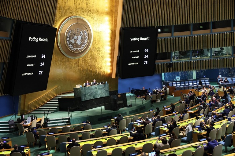 国連総会が、ウクライナ侵攻の損害賠償をロシアに求める決議を採択した　/Michael M. Santiago/Getty Images
