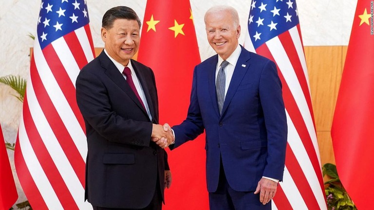 握手をかわす米国のバイデン大統領（右）と中国の習近平（シーチンピン）国家主席＝１４日、インドネシア・バリ島/Kevin Lamarque/Reuters
