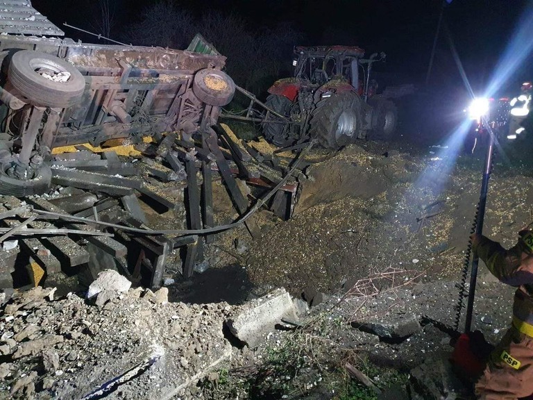 爆発の後にできた穴やひっくり返った農業機械を捉えた画像/From Facebook
