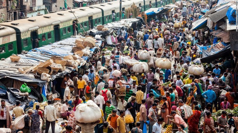 インド・コルカタの市場/Peter Adams/Stone RF/Getty Images