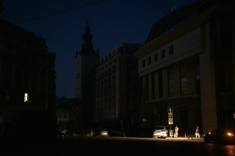 ロシアからのミサイル攻撃によって停電になった通り＝１５日、ウクライナ・リビウ/Maxym Marusenko/NurPhoto/Getty Images