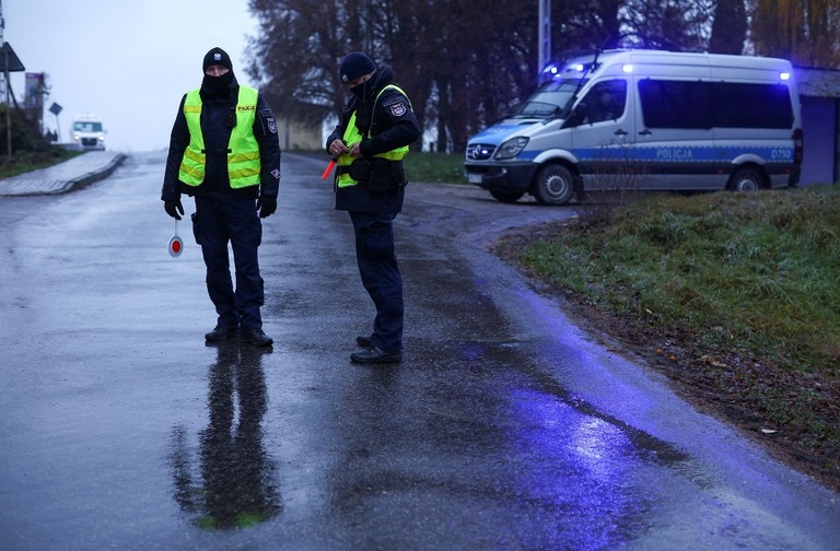 ポーランド東部の爆発現場付近の封鎖地点に立つ警察官＝１６日/Kacper Pempel/Reuters