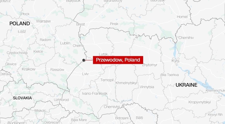 ポーランドの地元メディアによれば、２発のミサイルあるいはロケット弾がポーランドに着弾して２人が死亡した/MapBox