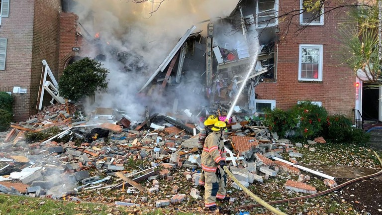 消火活動を行う消防士＝米メリーランド州ゲイザースバーグ/Montgomery County Fire & Rescue Service