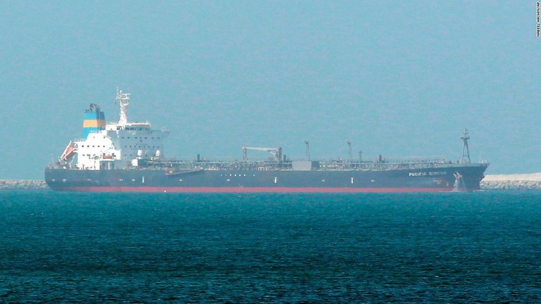 アラブ首長国連邦ドバイのジュベル・アリ港に停泊するリベリア船籍の石油タンカー
/Nabeel Hashmi/AP