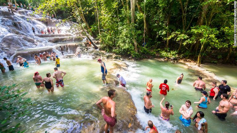 滝の近くで水浴びを楽しむ人々＝ジャマイカ/Westend61 GmbH/Alamy Stock Photo