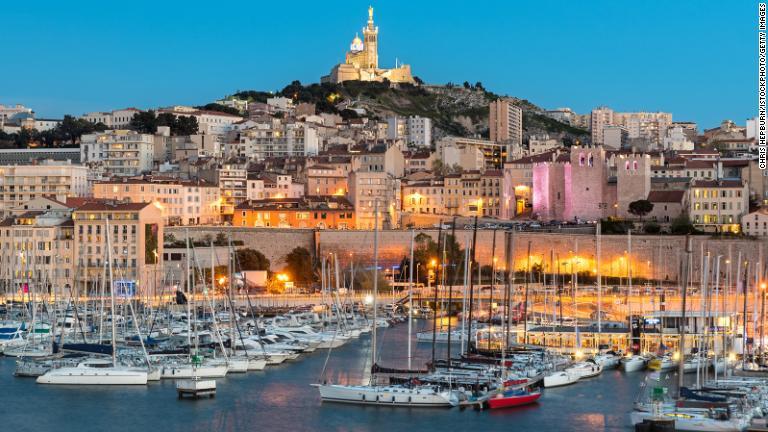 地中海を見下ろす仏マルセイユのノートルダム・ドゥ・ラ・ガルド寺院/Chris Hepburn/iStockphoto/Getty Images