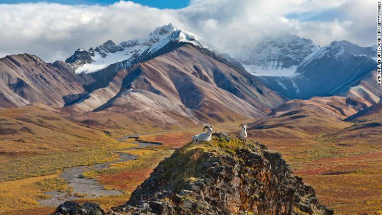 米国最大の州、アラスカ州には北米最高峰のデナリがある/Patrick J. Endres/Corbis RF/Getty Images
