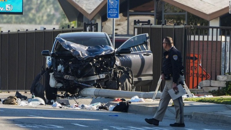 事故を起こしたスポーツ用多目的車（ＳＵＶ）の車両＝１６日、米カリフォルニア州ウィッティア/Jae C. Hong/AP