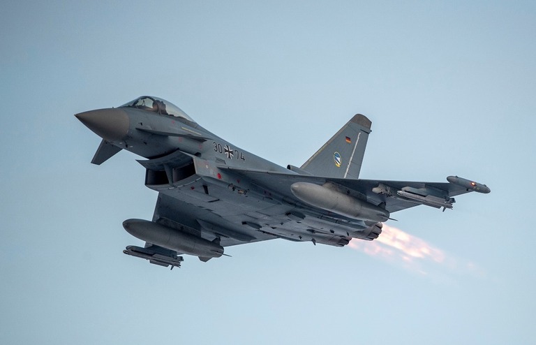 ルーマニア上空を飛行するドイツ空軍のユーロファイター＝３月２日/Christophe Gateau/picture alliance/Getty Images