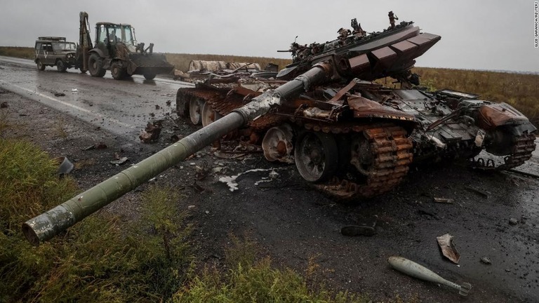 破壊されたロシア軍戦車/Gleb Garanich/Reuters