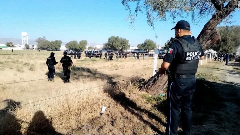 墜落現場付近に集まる警察官/TV Azteca