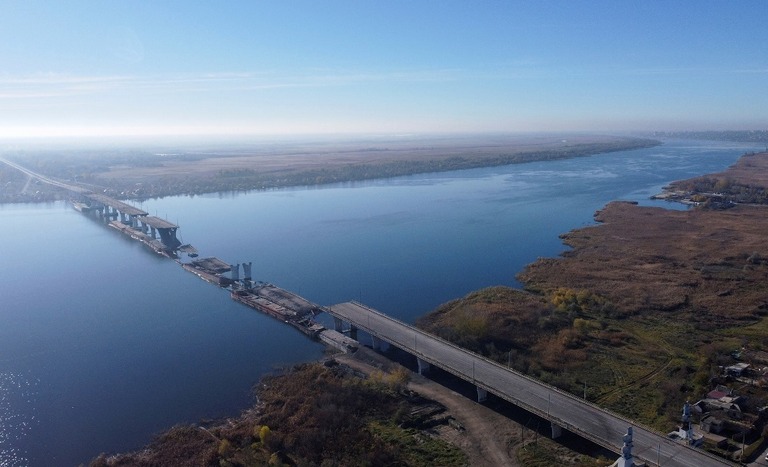 破壊されたドニプロ川に架かる橋/Reuters