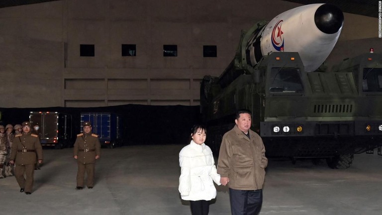 北朝鮮の金正恩総書記とその娘が並んで軍の兵器を見る写真が公開された/KCNA/Reuters