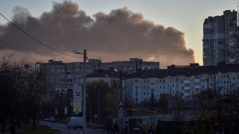 ロシアによるミサイル攻撃の後、煙が立ち上るウクライナ西部リビウの街/Pavlo Palamarchuk/Reuters