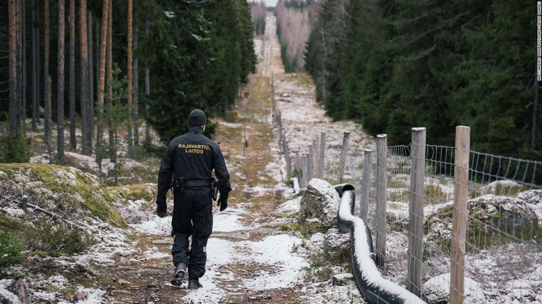 フィンランドとロシアの国境に設けられたフェンスに沿って移動する国境警備隊＝１８日、フィンランド・イマトラ/Alessandro Rampazzo/AFP/Getty Images