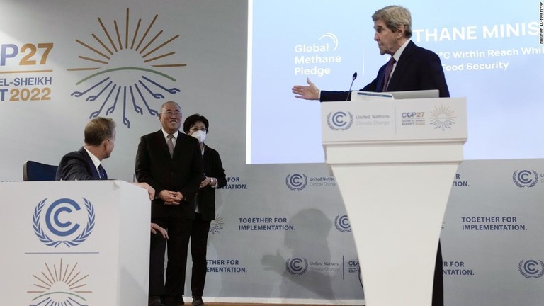 米国のケリー気候変動問題担当大統領特使と中国の解振華・気候変動特使/Nariman El-Mofty/AP