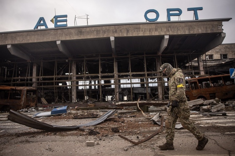 ヘルソン国際空港の破壊された区画を見る兵士＝１８日/Chris McGrath/Getty Images