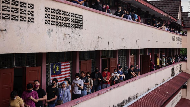 投票のために列を作って待つ有権者＝１９日、マレーシア首都クアラルンプール/Annice Lyn/Getty Images
