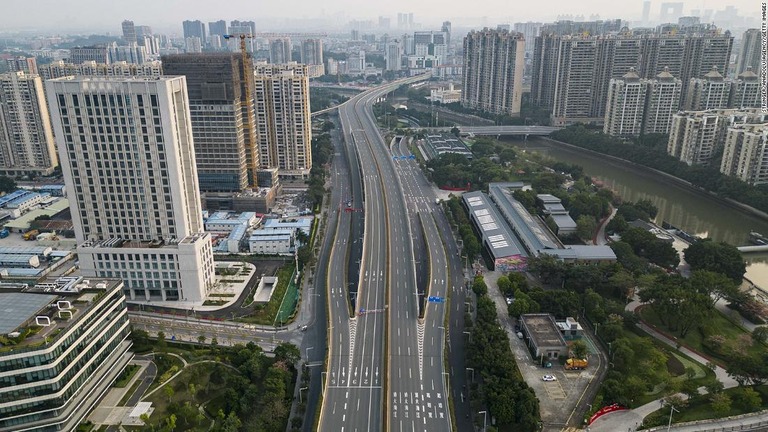 閉鎖されて車がいなくなった幹線道路の空撮映像＝１８日、広州市/Stringer/Anadolu Agency/Getty Images