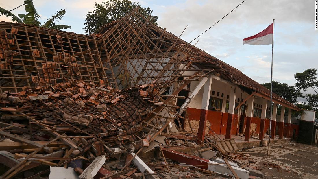 チアンジュールで学校に損壊被害/Iman Firmansyah/Reuters