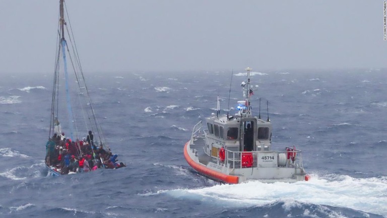 米フロリダ沖で定員オーバーの船から１００人以上の移民が救助された/U.S. Coast Guard Southeast