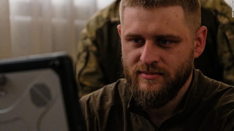 ウクライナ軍の偵察隊を率いるＡ・ピドリスニー氏。任務で撮影した動画を確認する/Vasco Cotovio/CNN