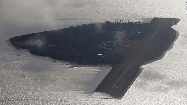 フィリピン軍によると、ティトゥ島付近の海上で中国船がフィリピン海軍のボートを妨害後、ロケットの残骸を奪ったという/Erik de Castro/Reuters