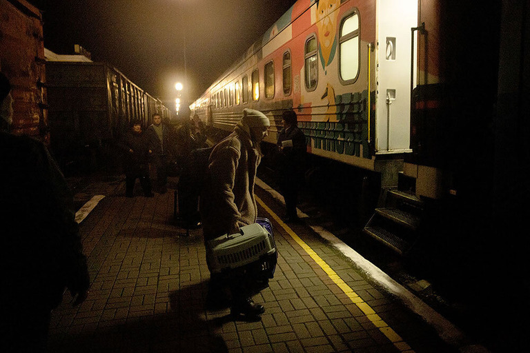 避難用列車に乗る住民＝２１日、ウクライナ・ヘルソン/Chris McGrath/Getty Images