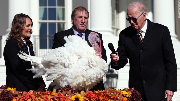 恩赦を与えた七面鳥にマイクを向けるバイデン大統領＝２１日
/Win McNamee/Getty Images