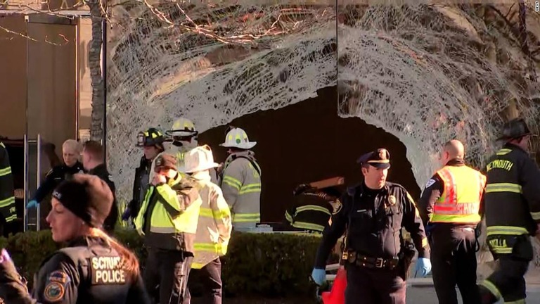 米マサチューセッツ州のアップルストアに乗用車が突っ込み、１人が死亡、１６人が負傷/WFXT