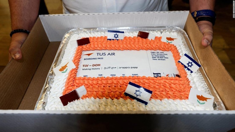 直行便を記念して搭乗券を模したケーキ/Amir Cohen/Reuters