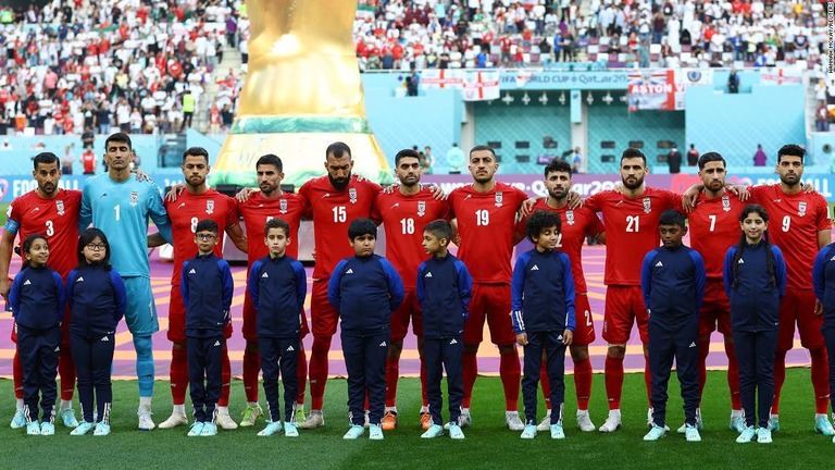 試合前に列を組むイラン代表＝２１日、カタール/Hannah Mckay/Reuters