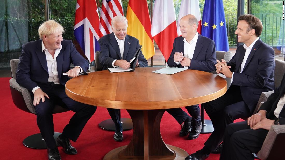 ６月にドイツで開かれたＧ７サミットで机を囲む首脳ら。左からジョンソン氏、バイデン米大統領、ショルツ独首相、マクロン仏大統領/Pool/Getty Images