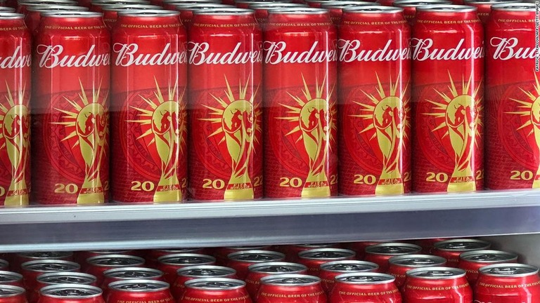 開幕直前にドーハで展示されていたバドワイザーのＷ杯ロゴ入り缶＝１８日/Patrick T. Fallon/AFP/Getty Images