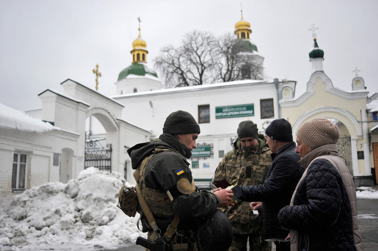 ウクライナ保安局の要員が修道院を訪れる人の書類をチェックする様子＝２２日、キーウ/Sergei Chuzavkov/AFP/Getty Images