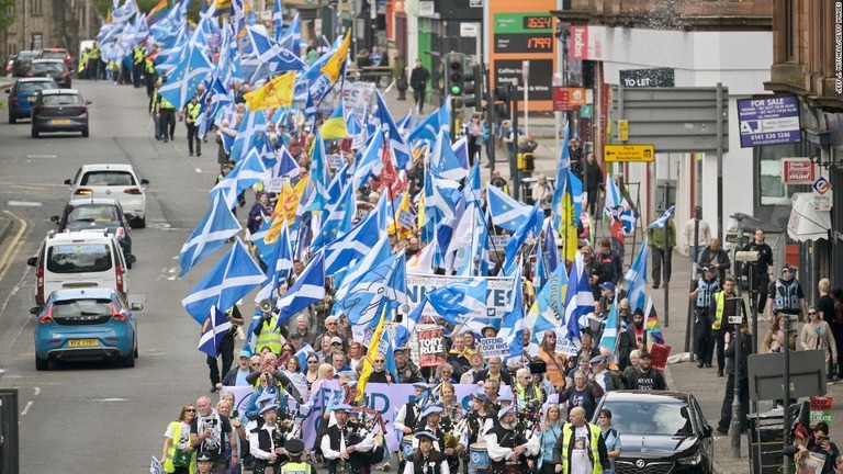 ５月にグラスゴーで行われたスコットランドの独立を支持する人々のデモ行進/Jeff J. Mitchell/Getty Images