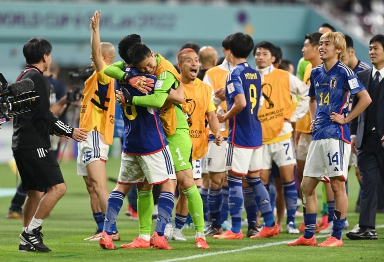 ドイツ戦勝利に喜ぶ日本の選手たち＝２３日、カタール・ドーハのハリファ国際競技場/Claudio Villa/Getty Images