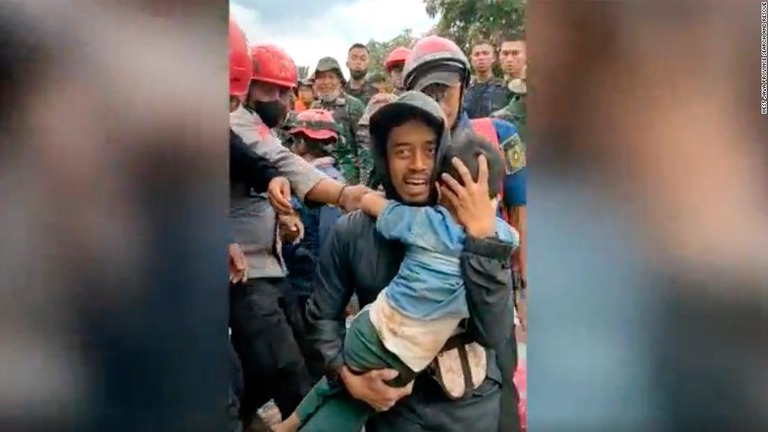 ２日間がれきの下にいた６歳の男の子が救出された/West Java Province Search and Rescue