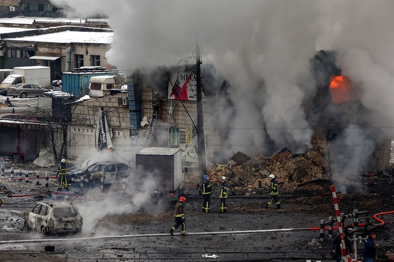 ミサイル攻撃を受けた建物に駆け付けた消防隊員と救急隊員/Jeff J Mitchell/Getty Images