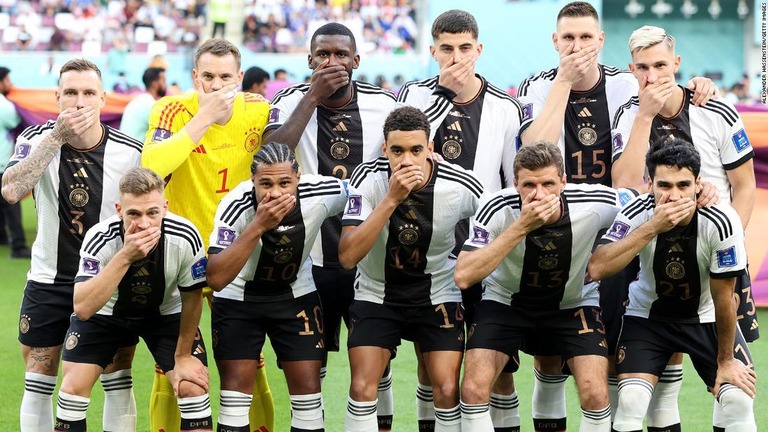 試合前の写真撮影で右手で口を覆うドイツ代表選手/Alexander Hassenstein/Getty Images