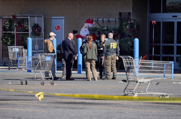 銃撃が起きたバージニア州チェサピークのウォルマート店外に立つ法執行機関のメンバー/Jay Paul/Reuters