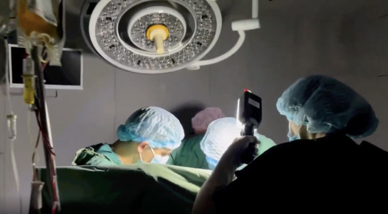 懐中電灯を使って手術を行う医師＝２４日、ウクライナ首都キーウ（キエフ）/Borys Todurov/Instagram