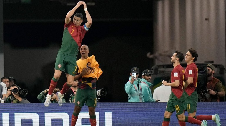 Ｗ杯史上初の５大会連続ゴールを決めて喜ぶポルトガル代表のロナルド選手（左）/Hassan Ammar/AP)
