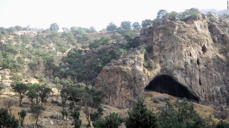 イラク北部クルディスタン地域のザグロス山脈にあるシャニダール洞窟/Chris Hunt