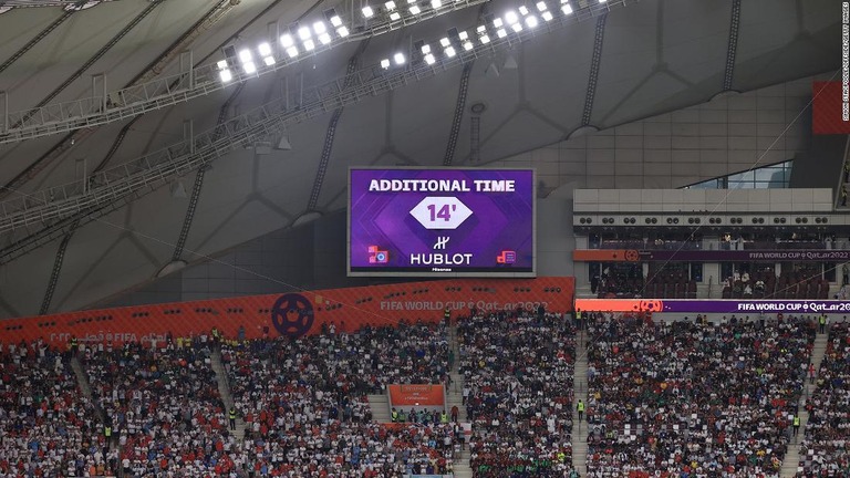 カタールＷ杯の試合で前半のアディショナルタイムが１４分あることを告げる電光掲示板/Simon Stacpoole/Offside/Getty Images