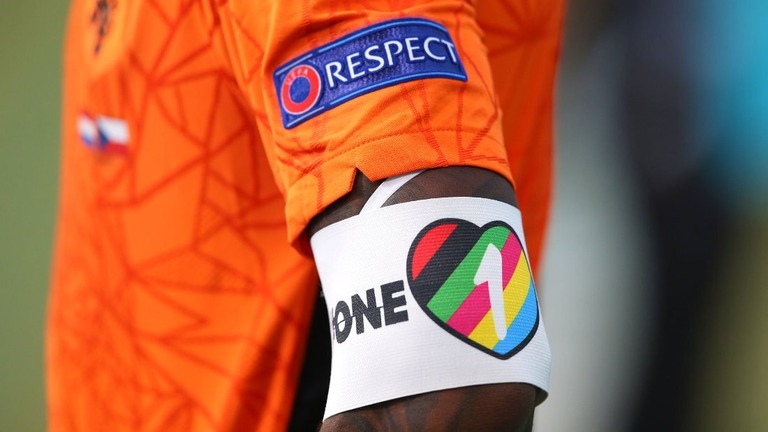 ＥＵＲＯ２０２０の試合で「ＯｎｅＬｏｖｅ」の腕章を着けるオランダ代表の選手/Alex Livesey/UEFA/Getty Images