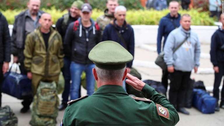 ボルゴグラード州の集合地点で予備兵らの前に立つロシア軍人＝９月２８日撮影/Stringer/Reuters